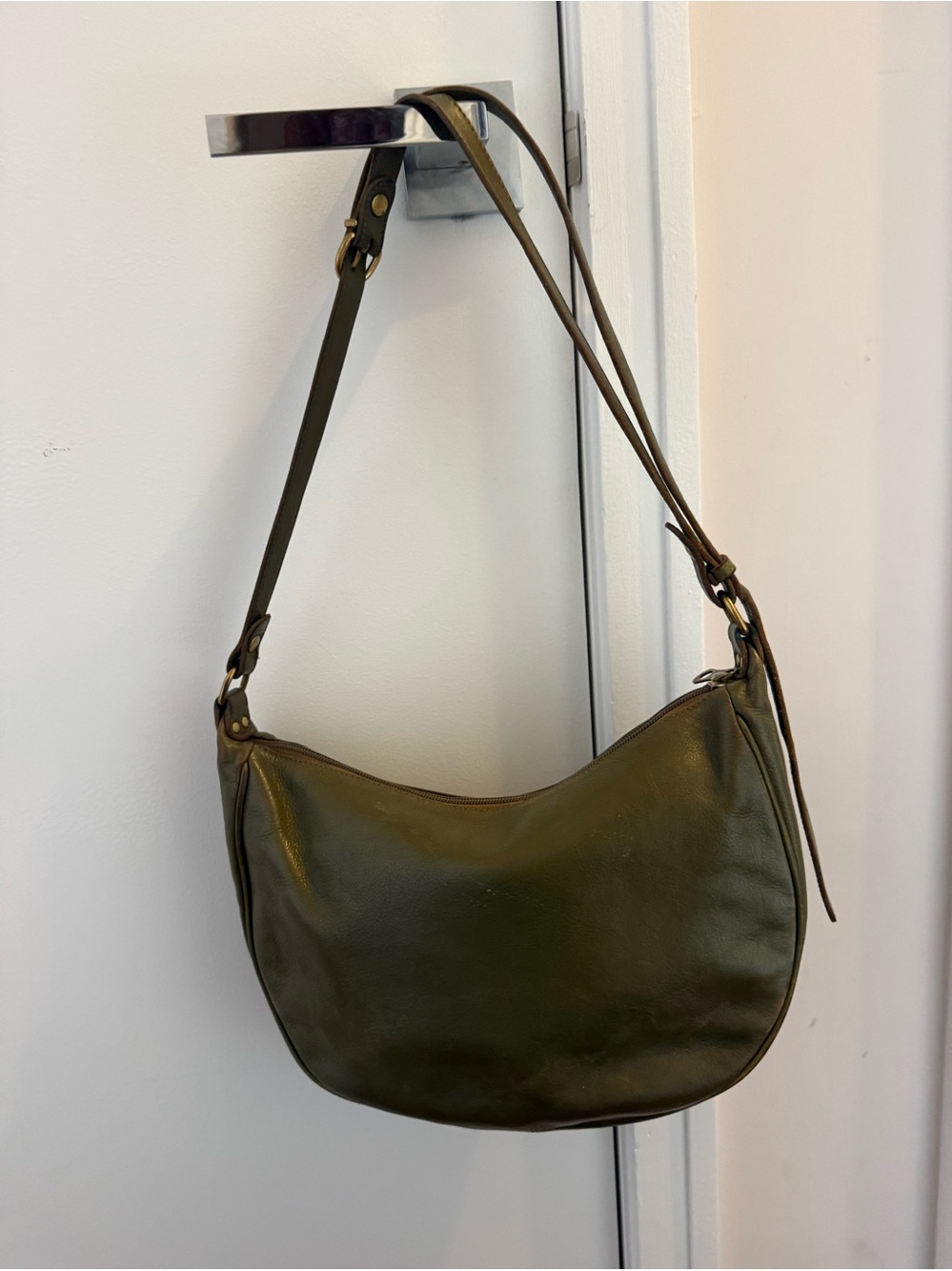 Il Bisonte well-loved bag in rugiada olive green with adjustable shoulder strap